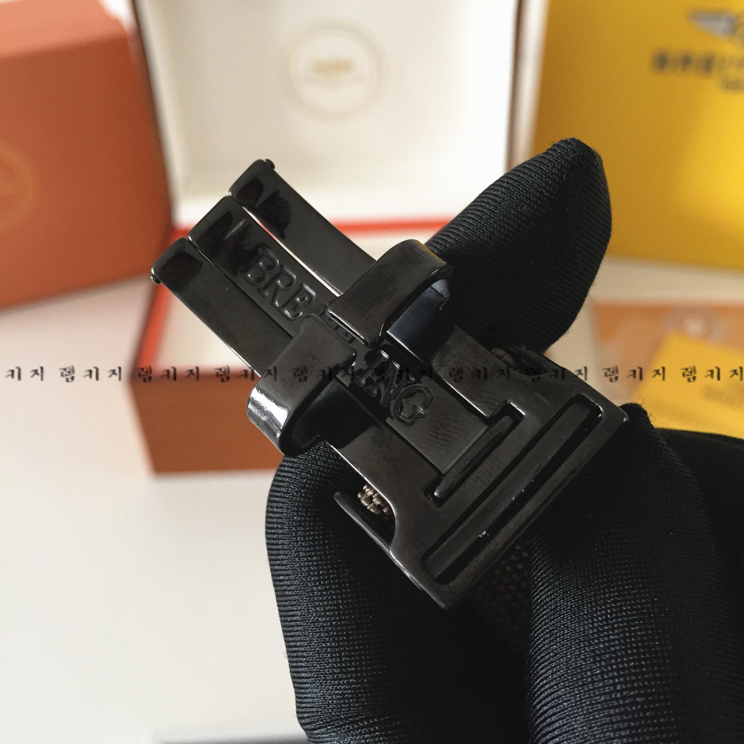 브라이틀링 어벤저 허리케인 밀리터리 가죽밴드 시계